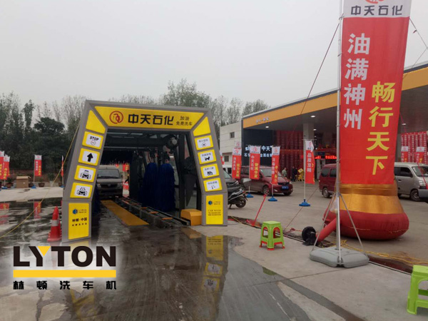 FX-11-7七刷隧道式連續(xù)洗車機(jī)整機(jī)航空鋁合金材質(zhì)加工而成,國(guó)際高端洗車機(jī)制造工藝。外形美觀新穎、大方。