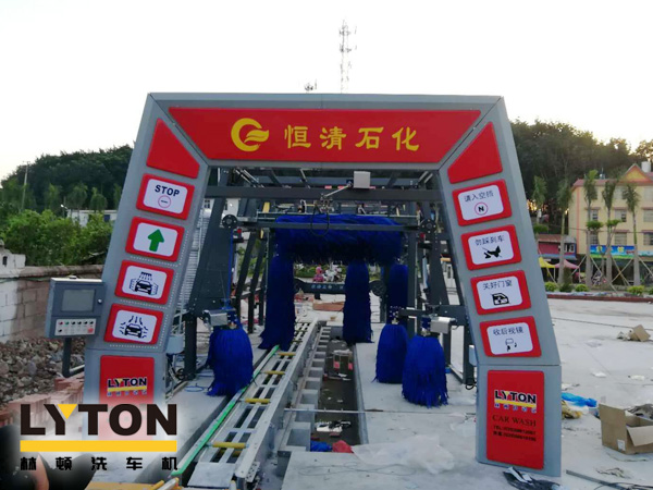 恒清石化引進(jìn)FX-11系列電腦洗車(chē)機(jī),洗車(chē)液和水蠟、自動(dòng)仿行刷洗、自動(dòng)仿行風(fēng)干。