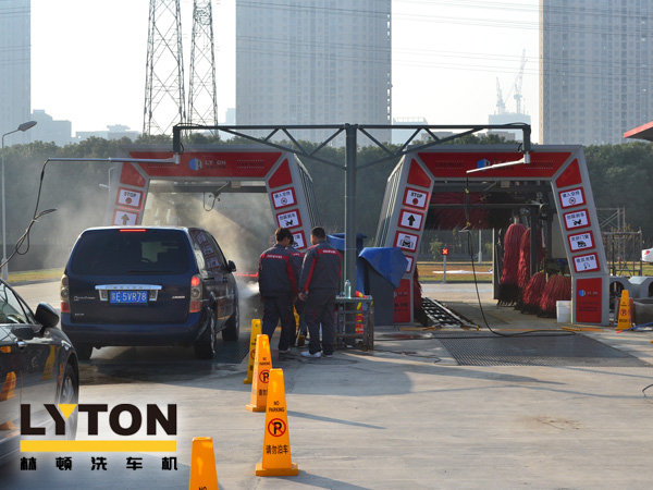 林頓fx11電腦洗車機(jī)2套(名駿百盛汽車服務(wù)連鎖選購配置),客流量較大汽車美容店行業(yè)推薦配置。