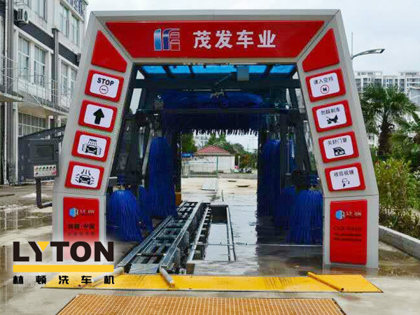 南京林頓電腦洗車機高壓沖洗、仿型超柔刷洗、自動計量噴灑洗車液、亮光蠟及強力仿型風(fēng)干等自動洗車工藝操作。