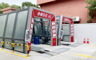 寧波余姚石化陽明西路站選配林頓FX11系列隧道式洗車機2套！加油免費洗車，讓利于民，讓老百姓享受到真正的實惠！