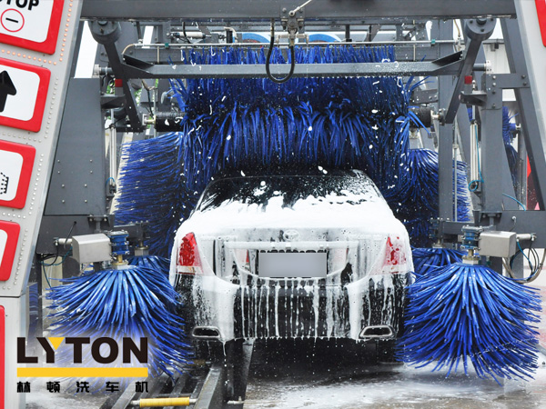 001型高泡洗車液,超潤滑高泡洗車液,高效、環(huán)保、超濃縮,林頓電腦洗車機(jī)專用。
