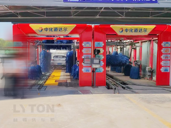 全自動洗車機洗車程序及流程:準(zhǔn)備》預(yù)洗》主洗》漂洗》高壓淋水》烘干吹風(fēng)》自動噴香